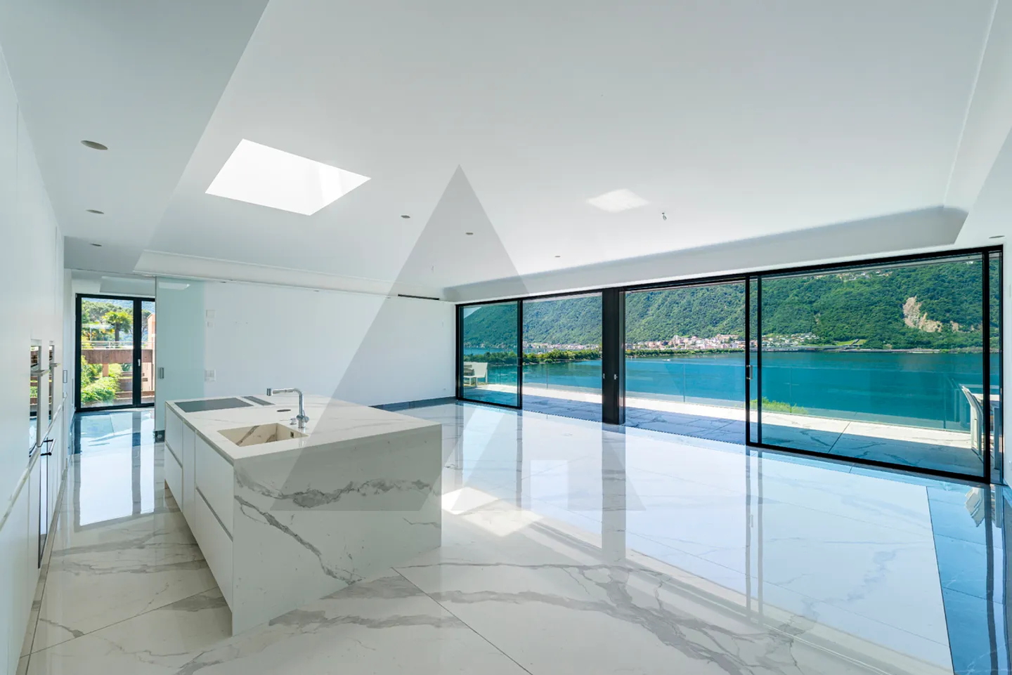 ATTICO CON TERRAZZA VISTA LAGO IN CONTESTO MODERNO - Foto 1 di 12