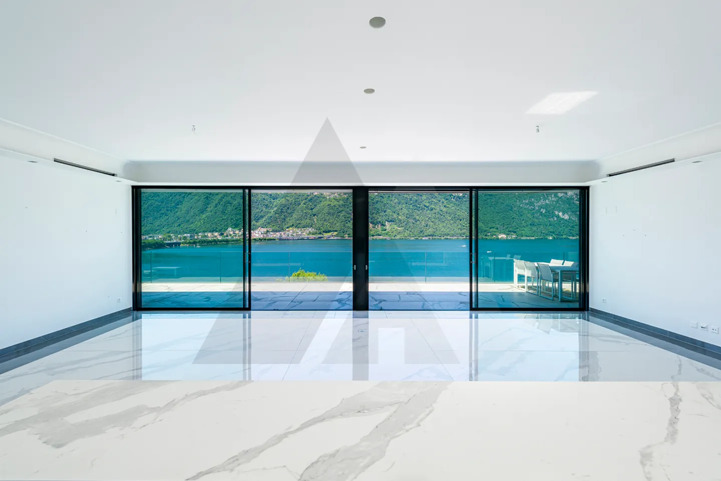 ATTICO CON TERRAZZA VISTA LAGO IN CONTESTO MODERNO - Foto 4 di 12