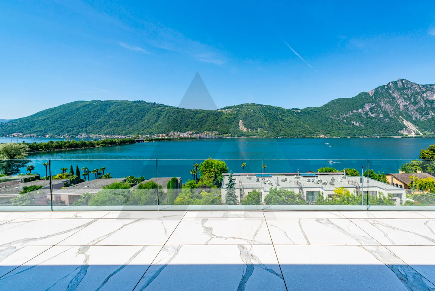 ATTICO CON TERRAZZA VISTA LAGO IN CONTESTO MODERNO - Foto 5 di 12