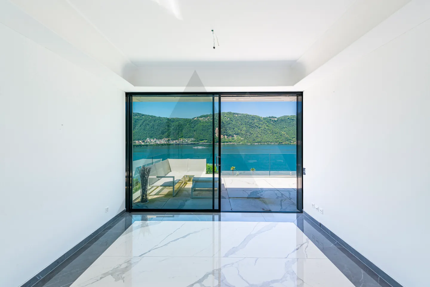 ATTICO CON TERRAZZA VISTA LAGO IN CONTESTO MODERNO - Foto 10 di 12