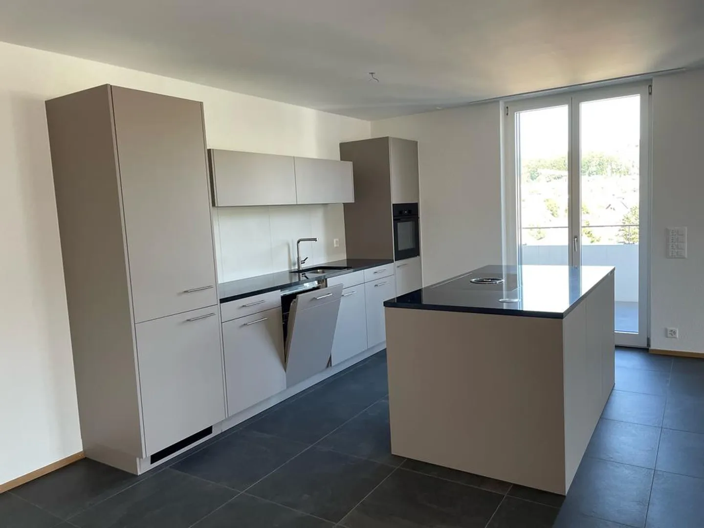 Moderne Wohnung mit Balkon - Foto 2 von 11