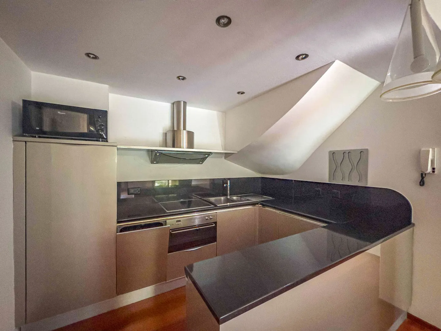 Duplex avec jardin privé à Collina d'Oro - Photo 4 sur 9