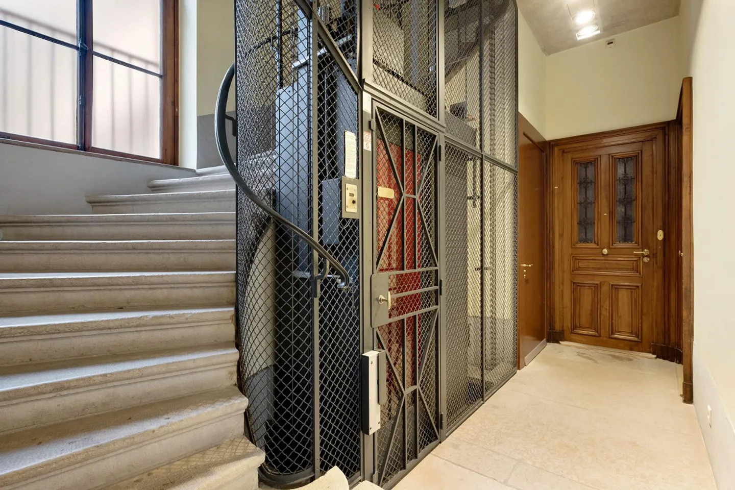 Magnificent 212 m2 offices in the city center - Photo 6 of 7