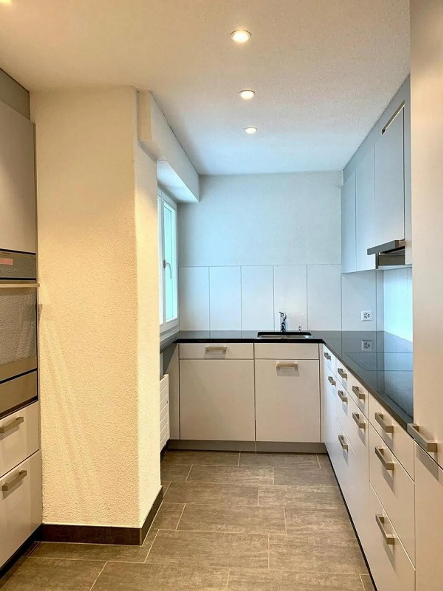 Appartement spacieux et beau au centre-ville - Photo 4 sur 11