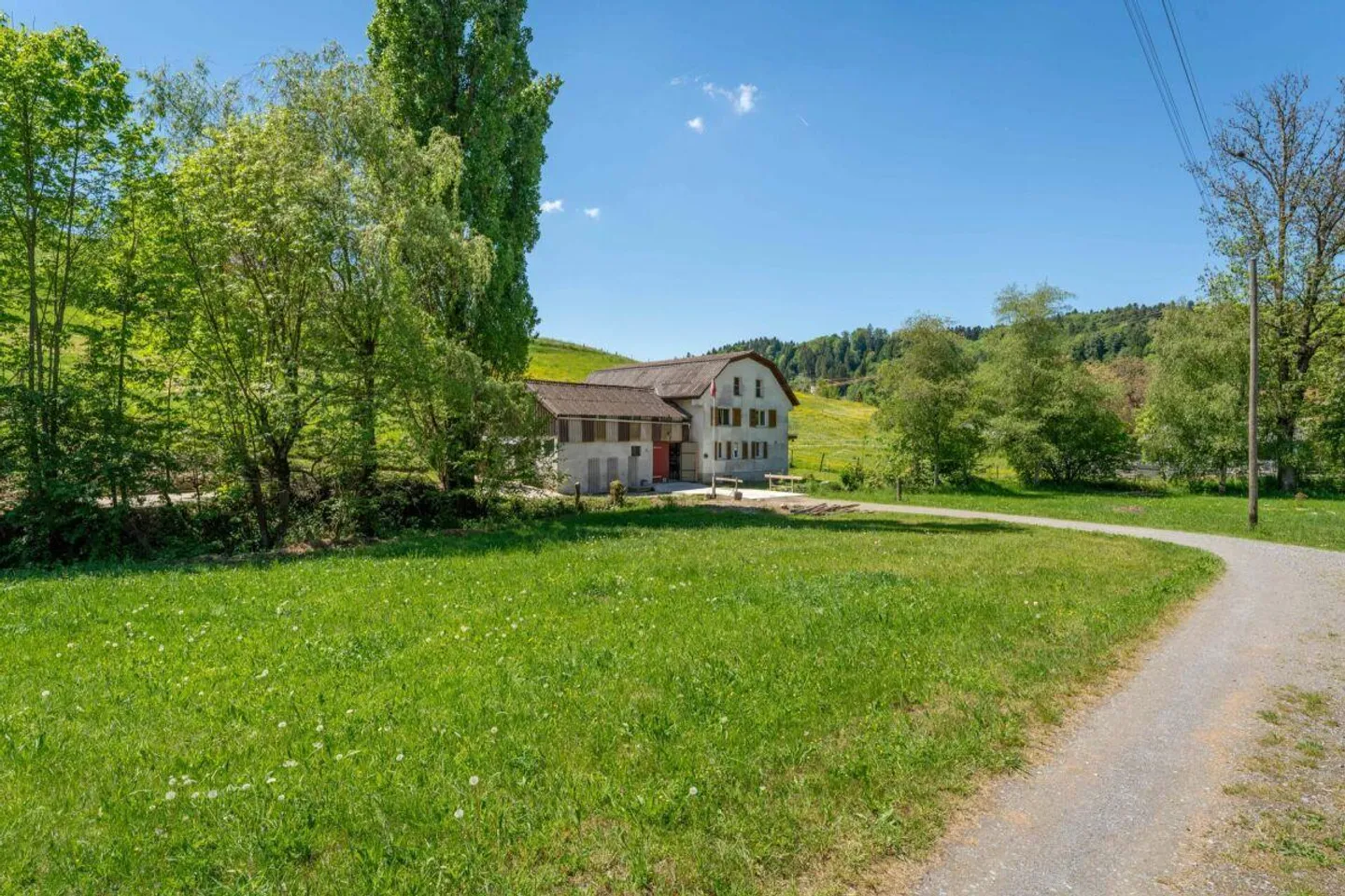 Emplacement idyllique au bord du ruisseau : Maison résidentielle avec grange (abri, étable) - Photo 1 sur 18
