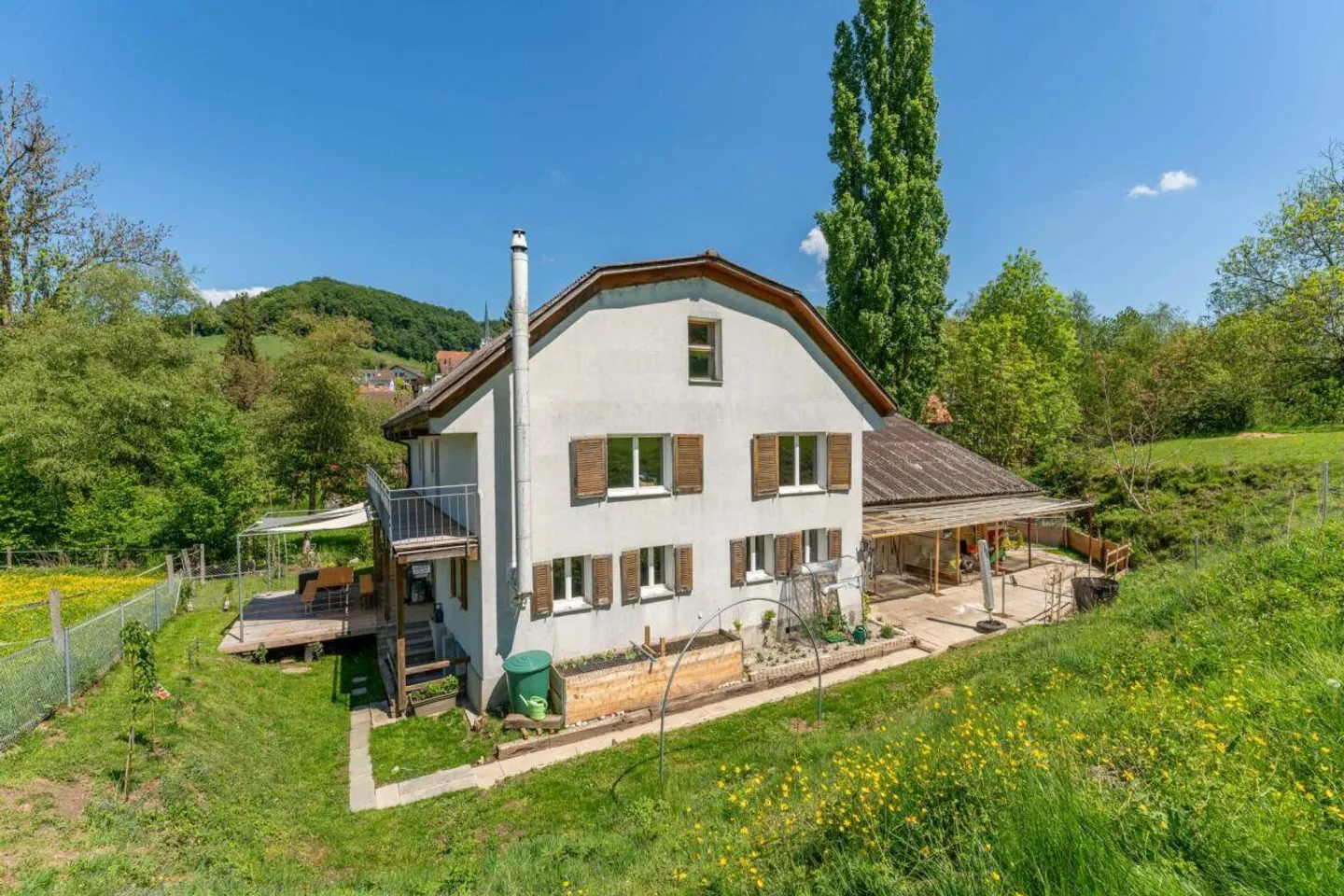 Emplacement idyllique au bord du ruisseau : Maison résidentielle avec grange (abri, étable) - Photo 2 sur 18