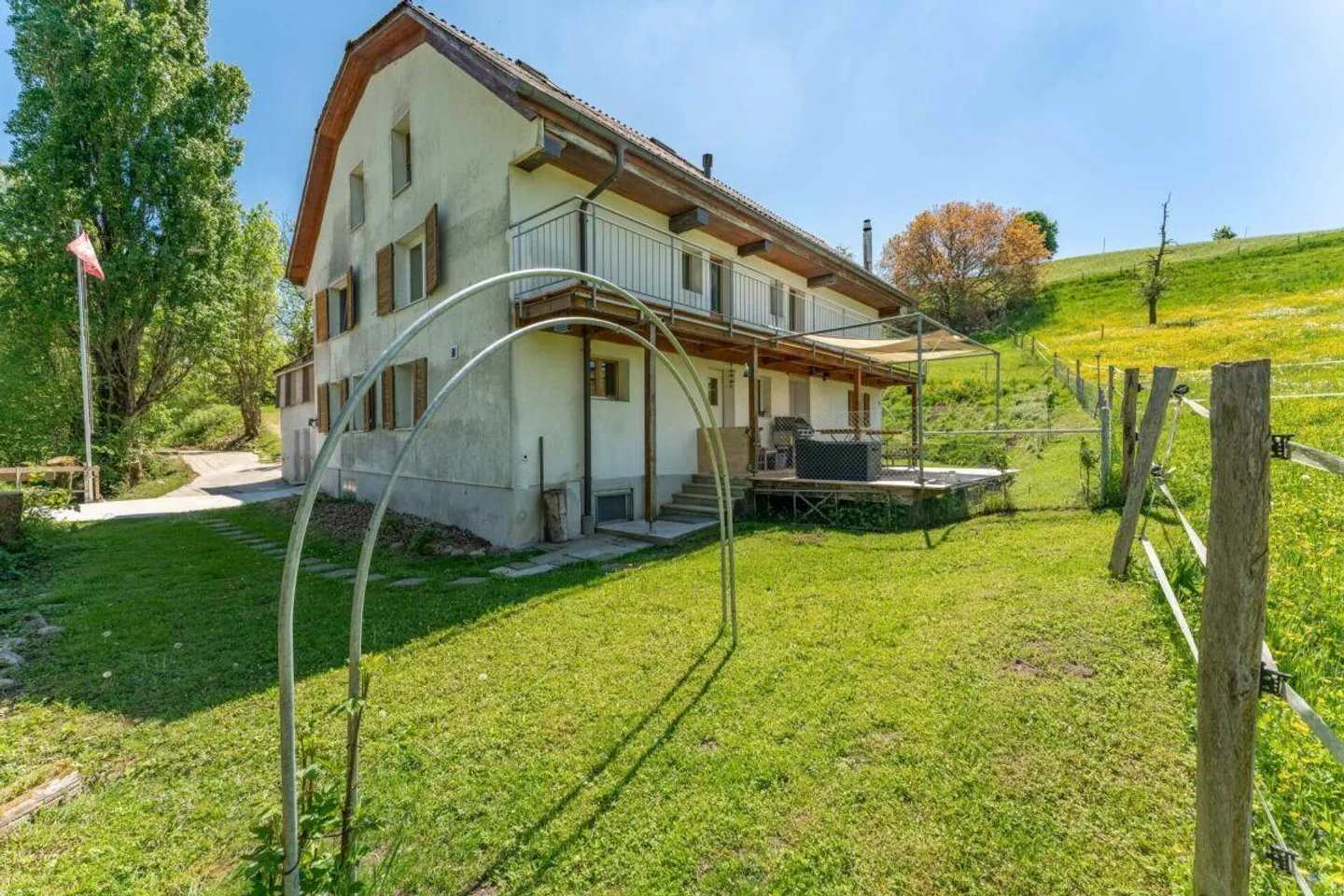 Emplacement idyllique au bord du ruisseau : Maison résidentielle avec grange (abri, étable) - Photo 3 sur 18