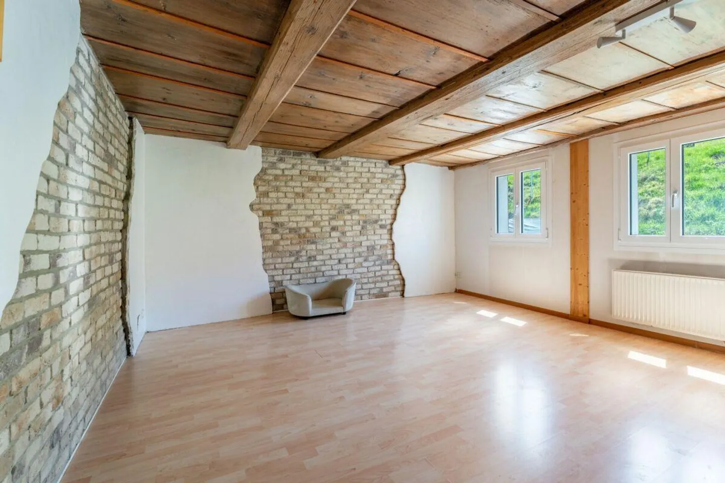 Emplacement idyllique au bord du ruisseau : Maison résidentielle avec grange (abri, étable) - Photo 5 sur 18