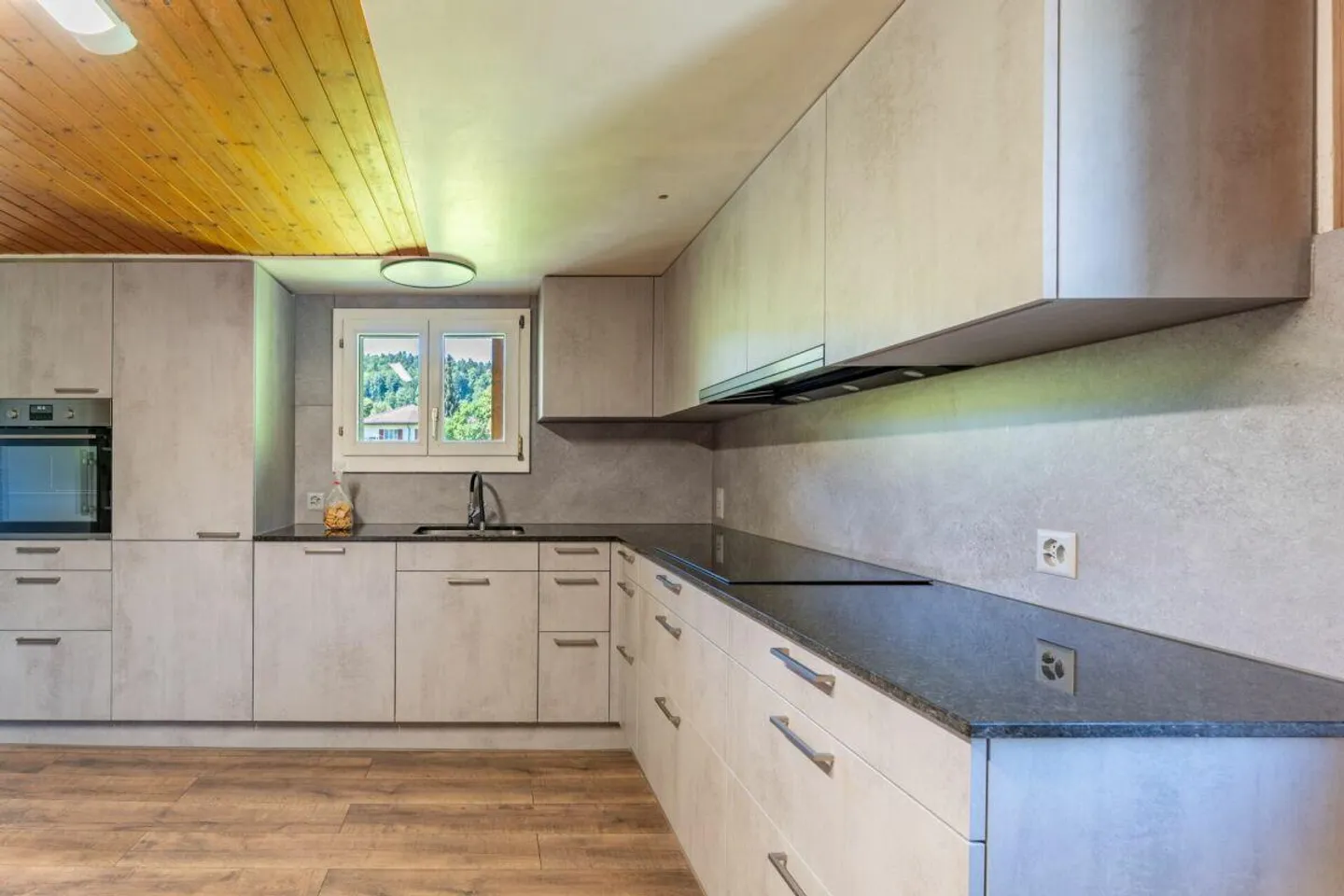 Emplacement idyllique au bord du ruisseau : Maison résidentielle avec grange (abri, étable) - Photo 6 sur 18