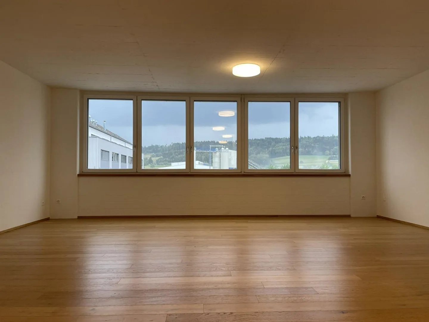 Commercial space in Regensdorf central & easily accessible - Photo 2 of 6