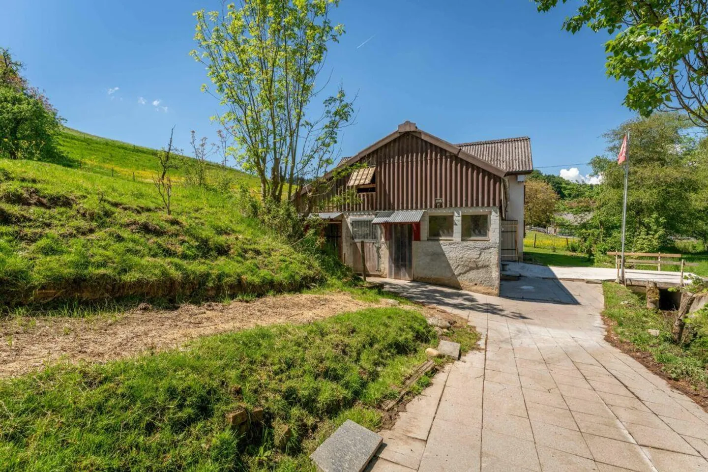 Emplacement idyllique au bord du ruisseau : Maison résidentielle avec grange (abri, étable) - Photo 16 sur 18