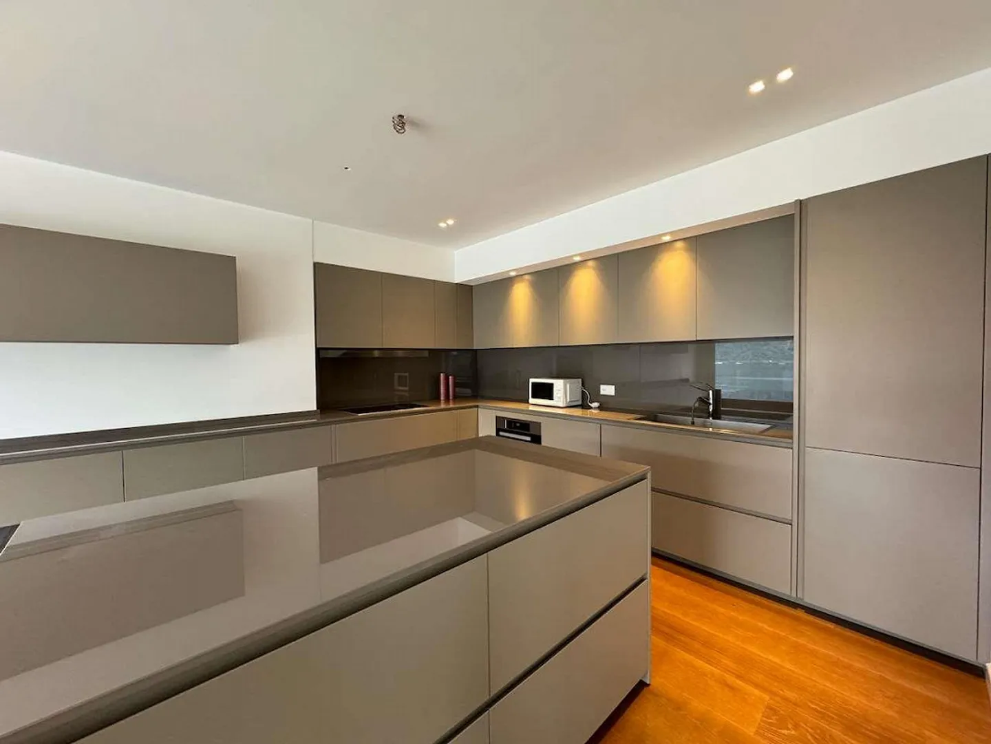 Grand penthouse face au lac avec quai privé - Photo 5 sur 12
