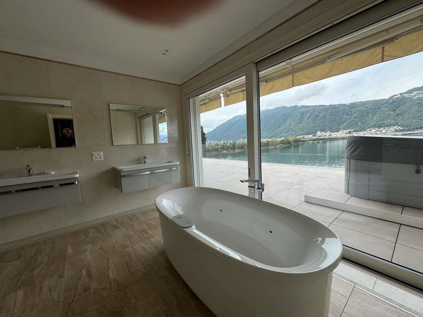 Grand penthouse face au lac avec quai privé - Photo 7 sur 12