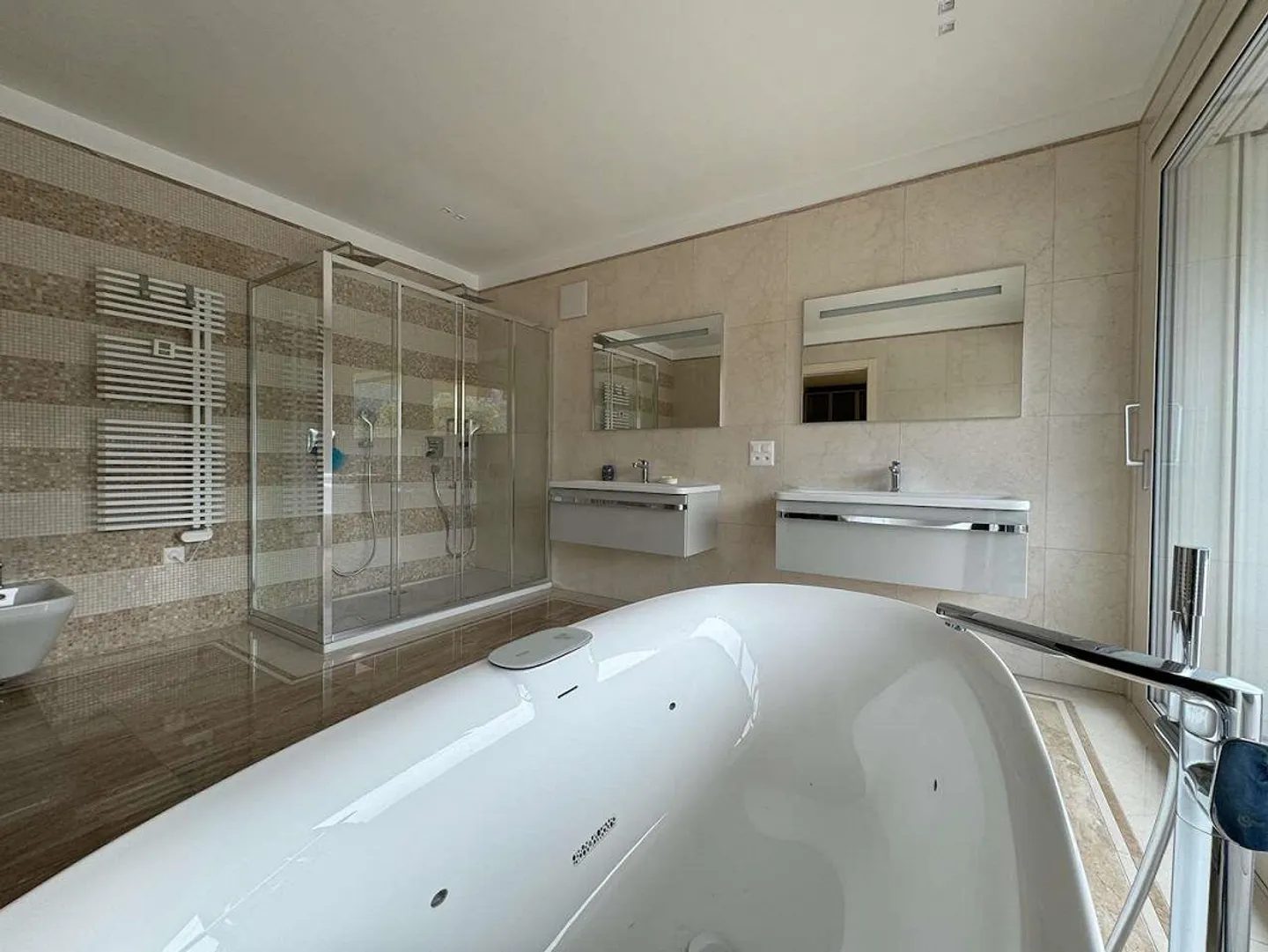 Grand penthouse face au lac avec quai privé - Photo 8 sur 12