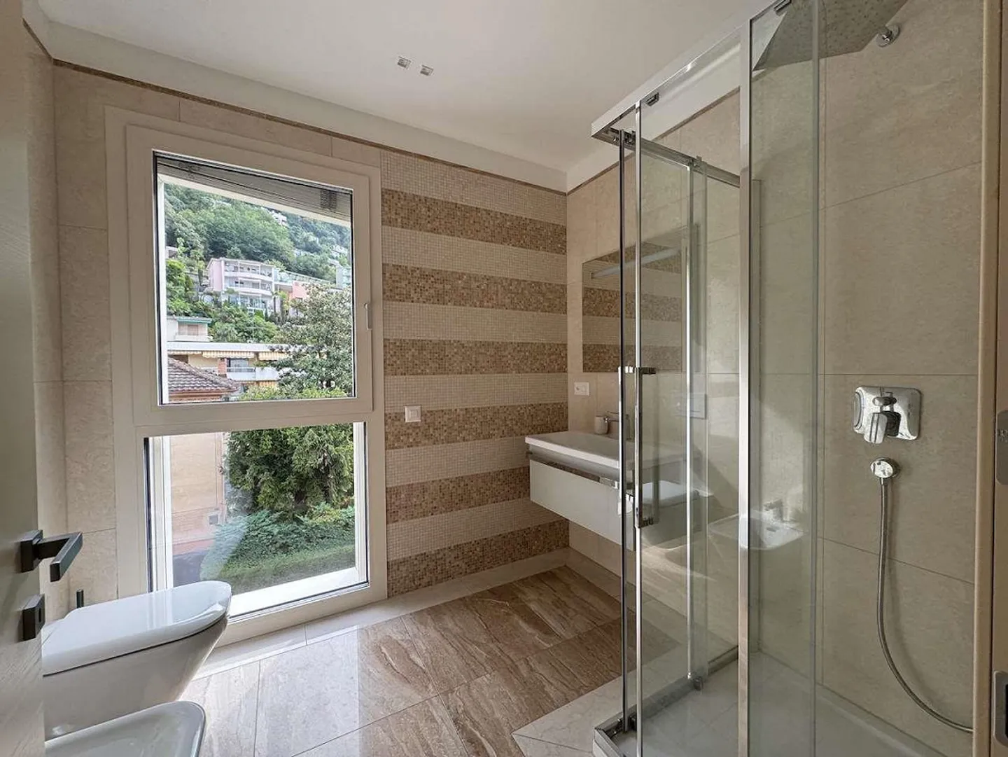 Grand penthouse face au lac avec quai privé - Photo 10 sur 12