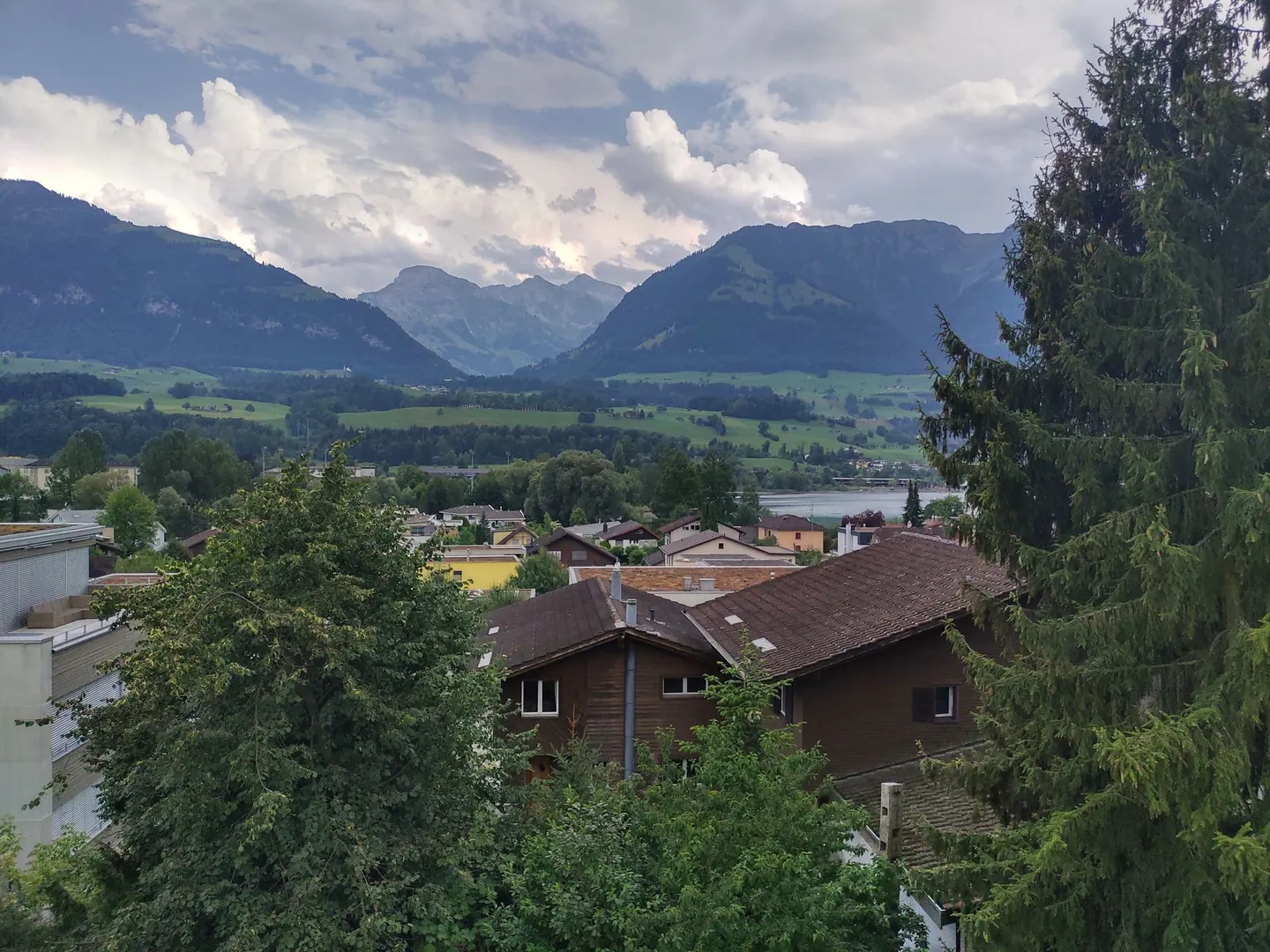 Sunny 4-room apartment with mountain view - Photo 8 of 9
