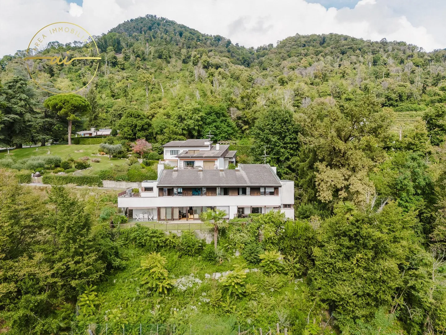 VILLA PRESTIGIEUSE AVEC VUE PANORAMIQUE À MORBIO - Photo 2 sur 13