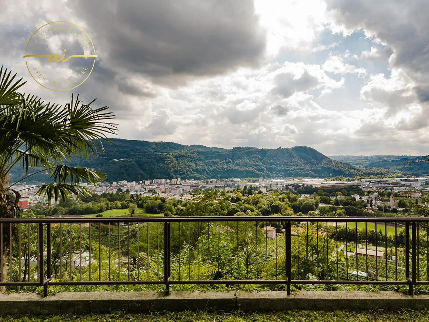 VILLA PRESTIGIEUSE AVEC VUE PANORAMIQUE À MORBIO - Photo 6 sur 13