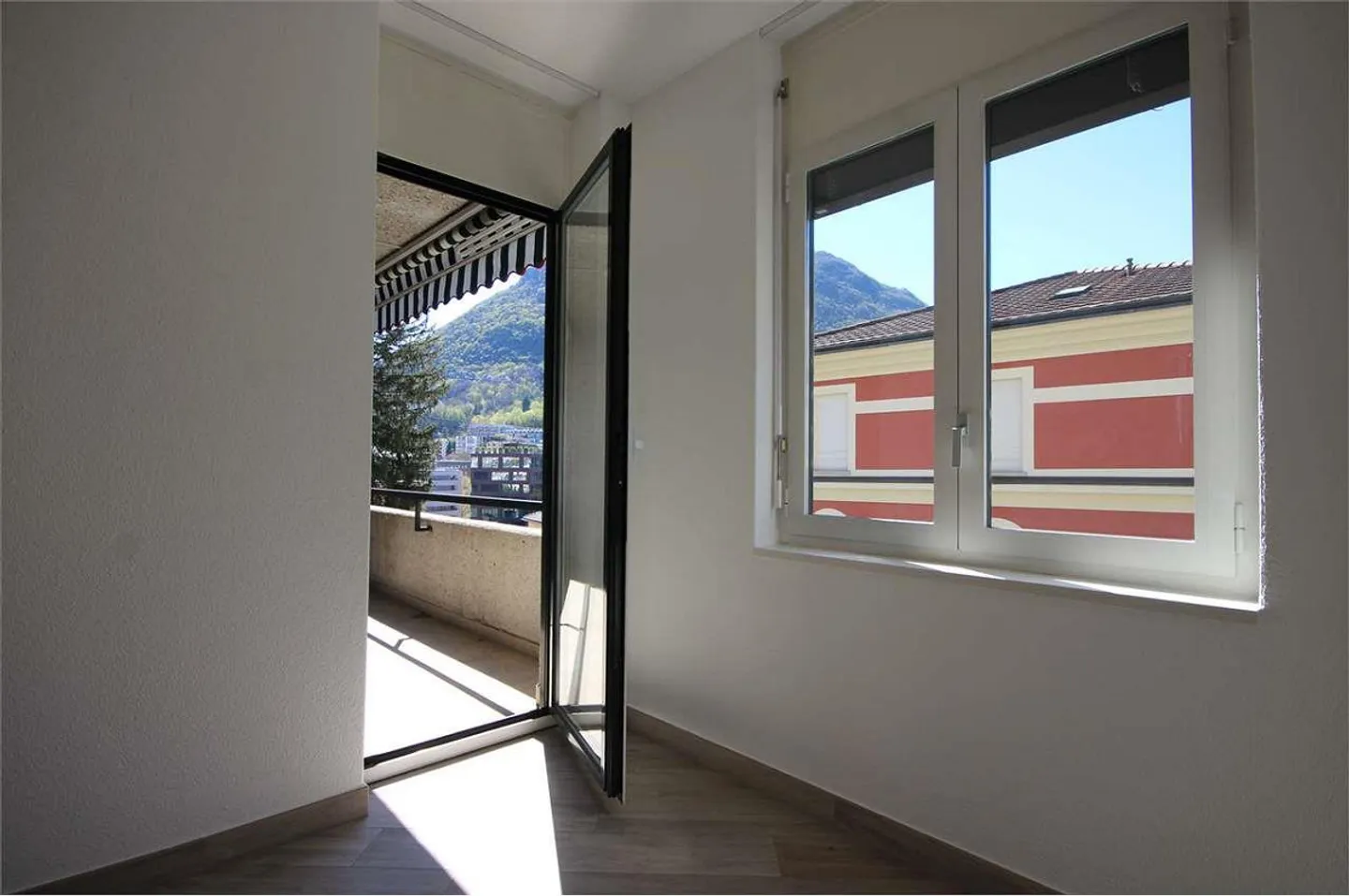 Lugano: renovated 3.5-room apartment with terrace - Photo 2 of 12