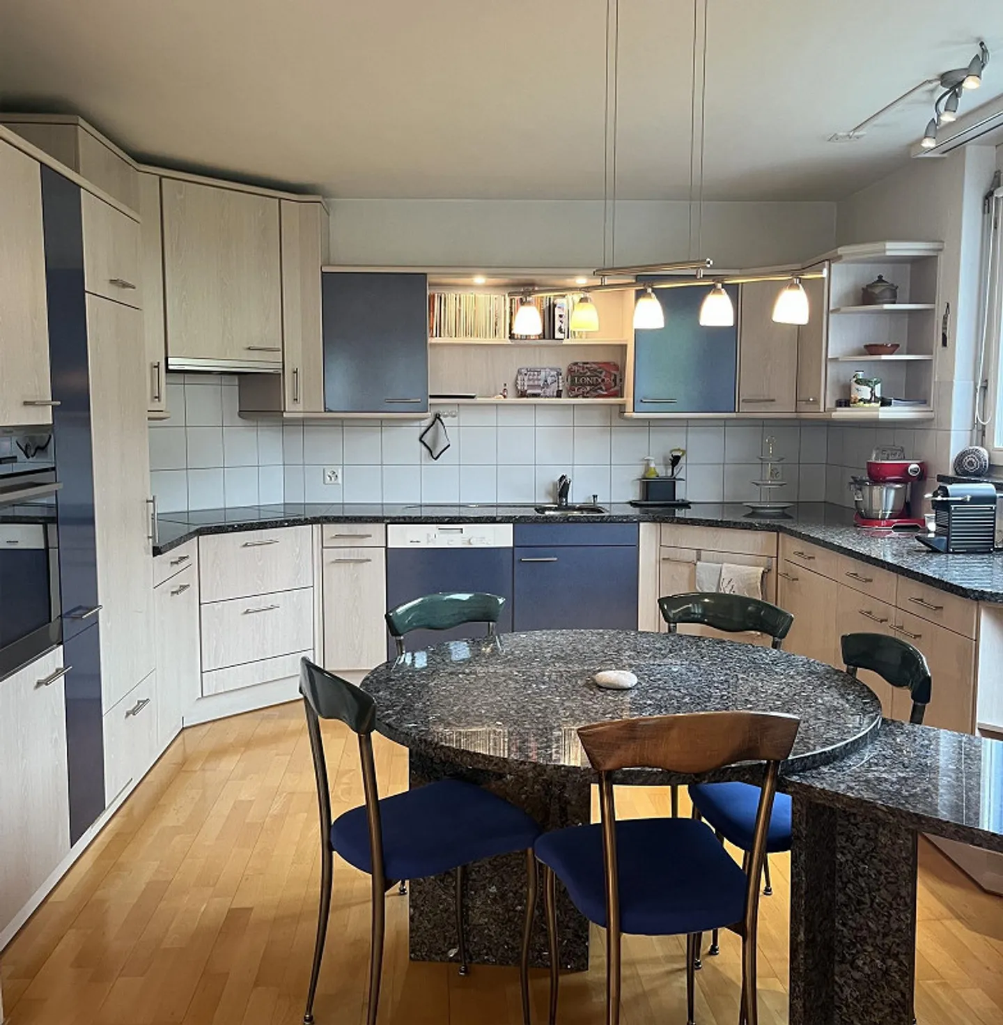 Appartement en duplex spacieux avec terrasse et jardin ! - Photo 2 sur 10