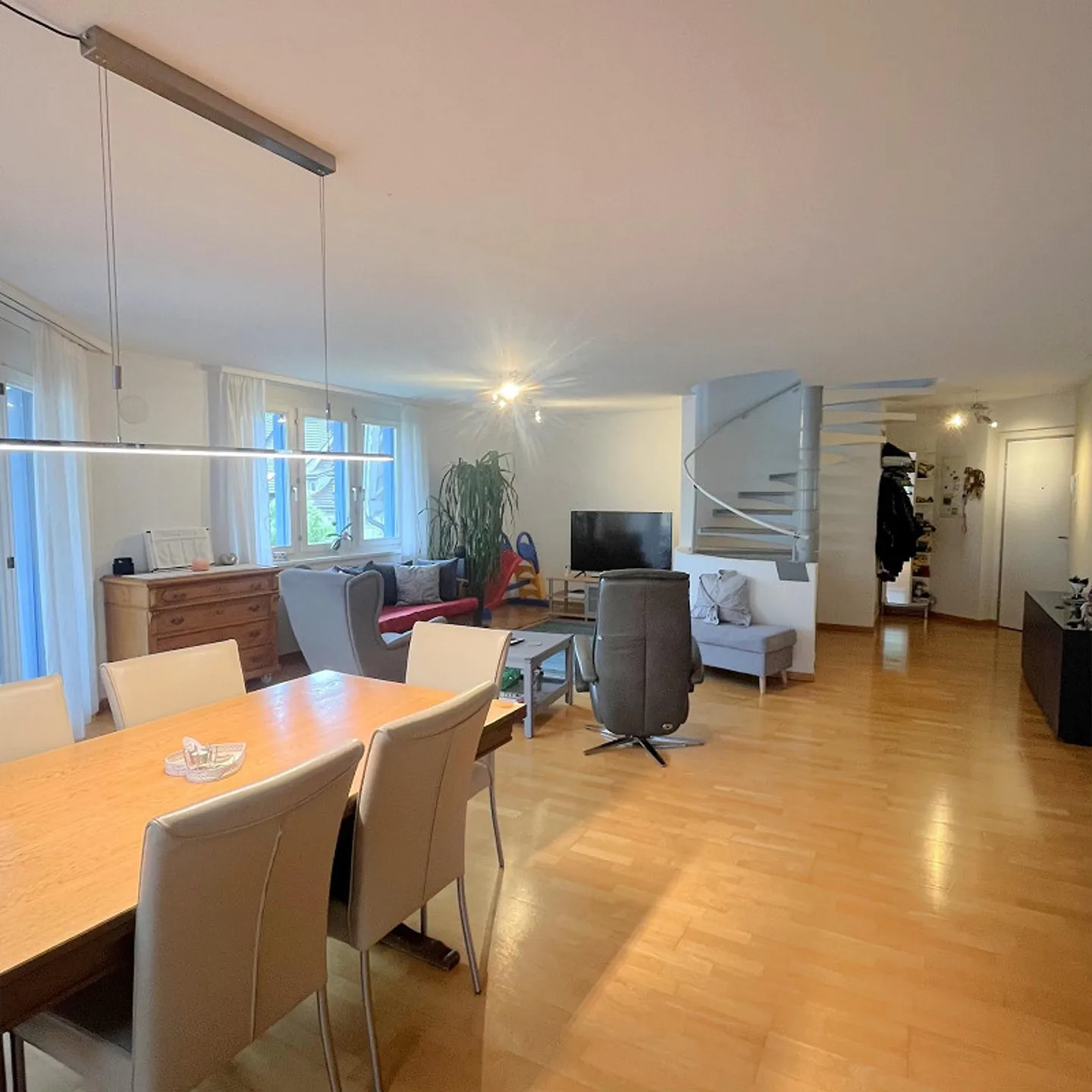 Appartement en duplex spacieux avec terrasse et jardin ! - Photo 3 sur 10