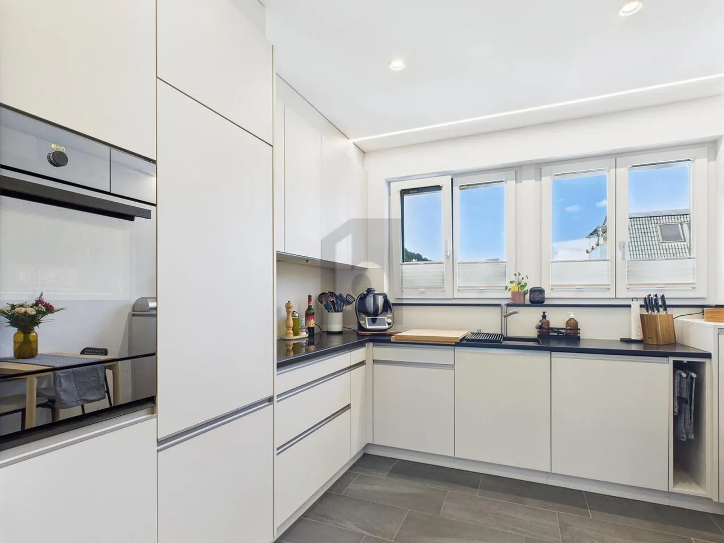 LIGHT-FLOODED WITH LARGE GARDEN & WHIRLPOOL - Photo 3 of 6