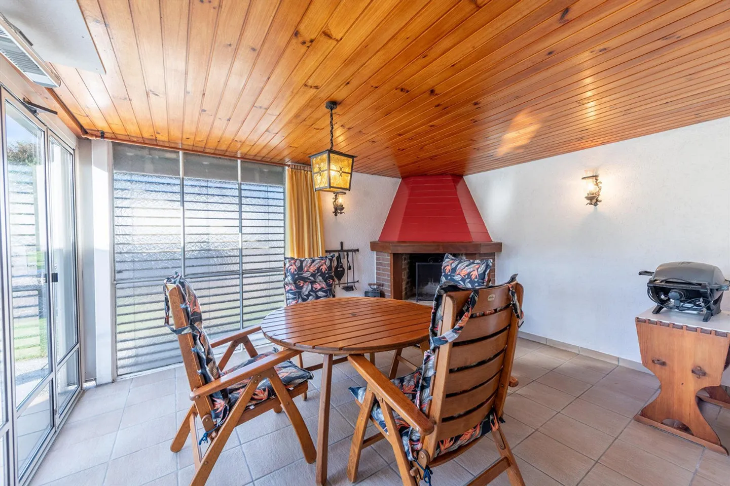 A Home to Enjoy - 5-Room Single-Family House with Conservatory - Photo 4 of 13