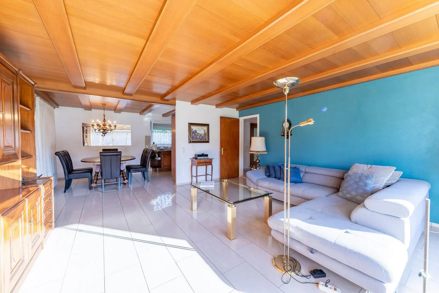 A Home to Enjoy - 5-Room Single-Family House with Conservatory - Photo 3 of 13