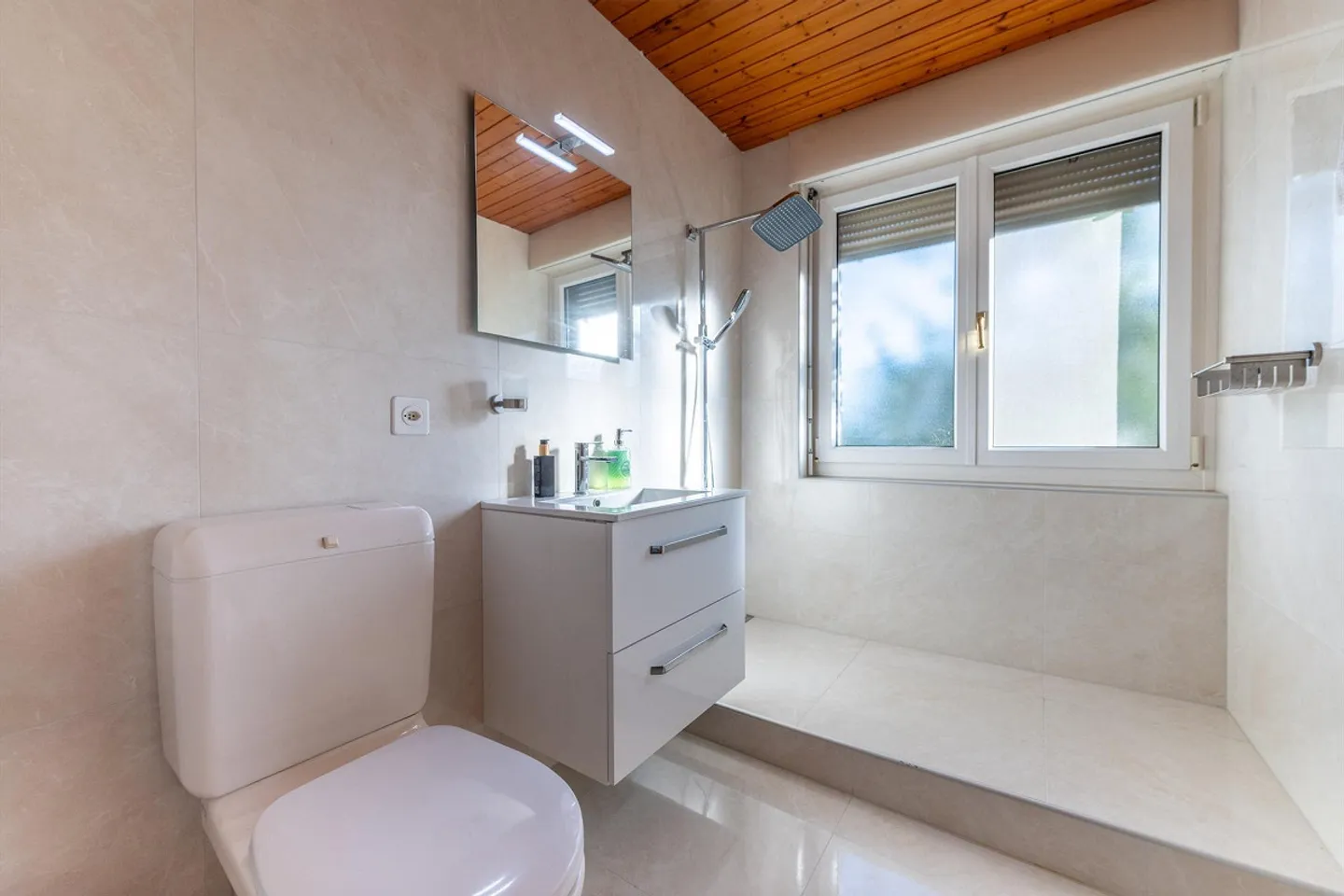 A Home to Enjoy - 5-Room Single-Family House with Conservatory - Photo 10 of 13