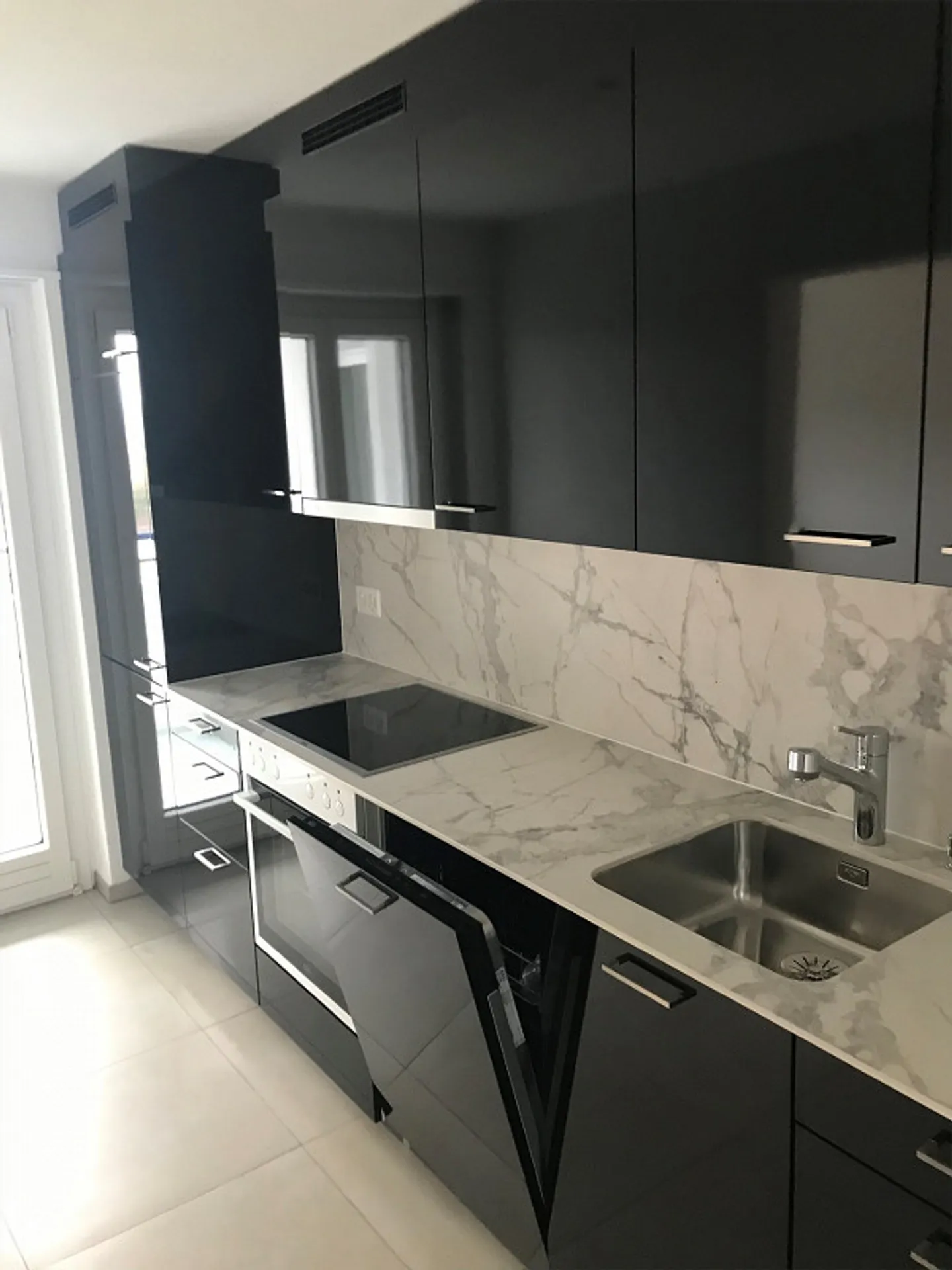 Bellissimo appartamento ristrutturato di 4,5 stanze, 7° piano, balcone, con vista panoramica! - Foto 1 di 16