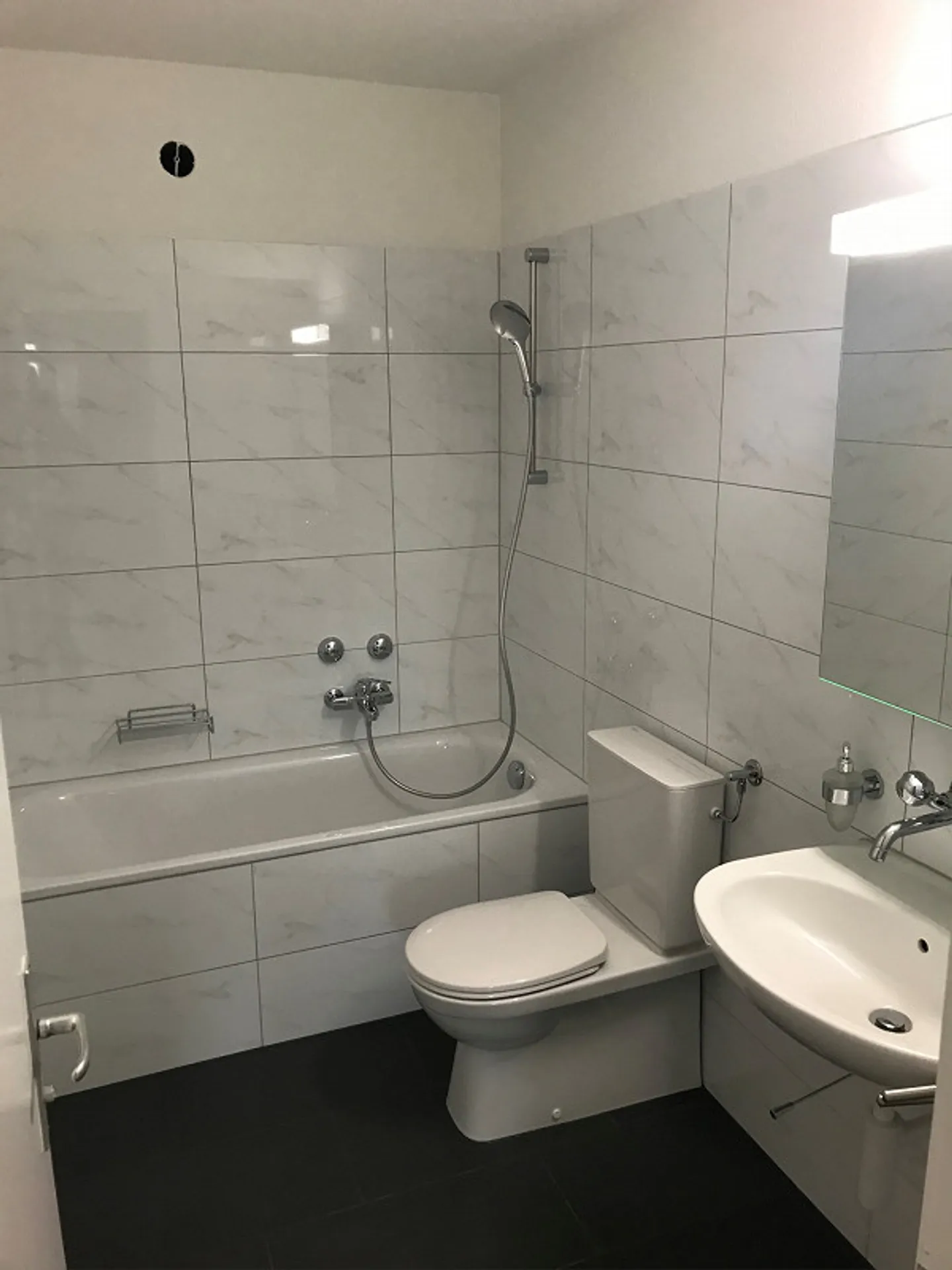 Bellissimo appartamento ristrutturato di 4,5 stanze, 7° piano, balcone, con vista panoramica! - Foto 3 di 16