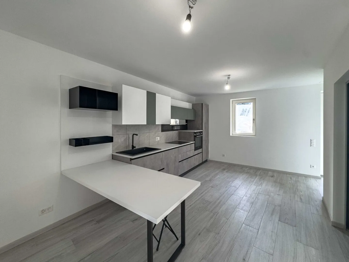 Maison entièrement rénovée dans le noyau de Gnosca - Photo 3 sur 10