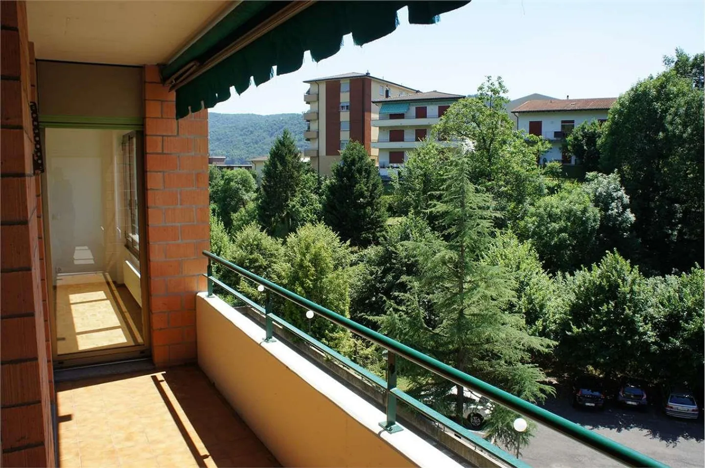 Balerna: Helles 4,5-Zimmer-Apartment mit Gemeinschaftspark - Foto 1 von 8