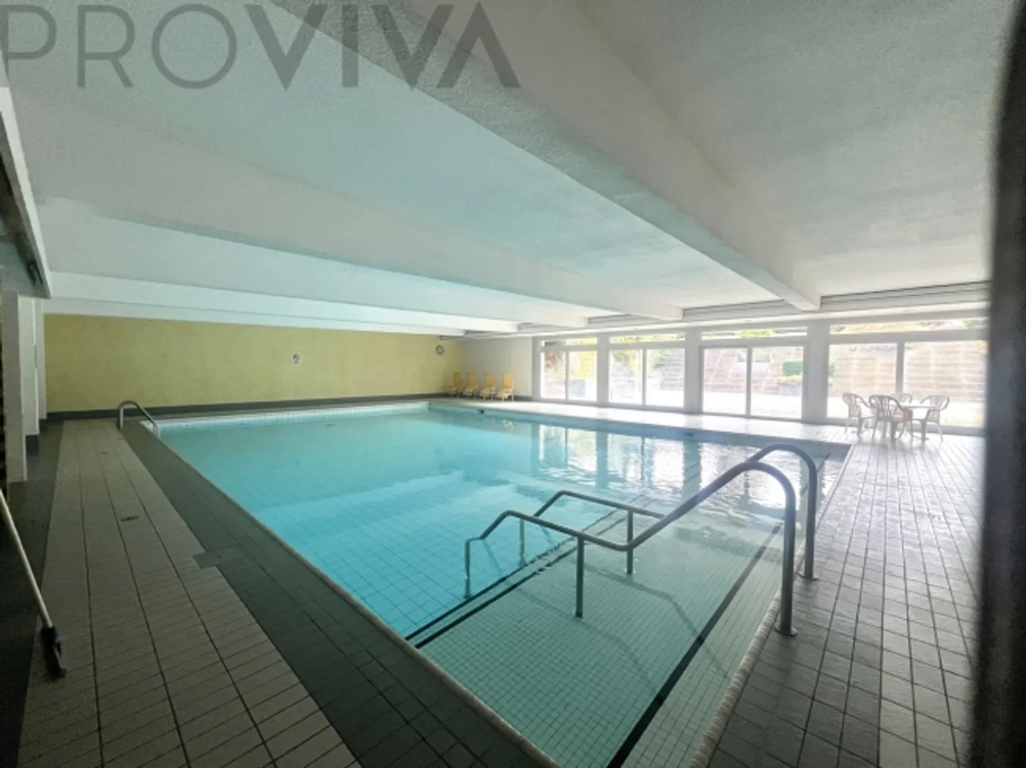 «Mit vielen Extras wie Hallenbad, Sauna, Partyraum und Turnhalle» - Foto 1 von 9