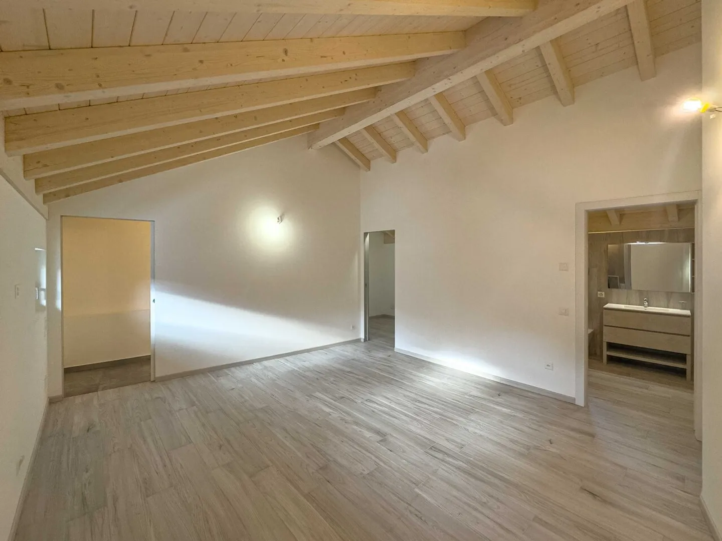 Maison entièrement rénovée dans le noyau de Gnosca - Photo 5 sur 10