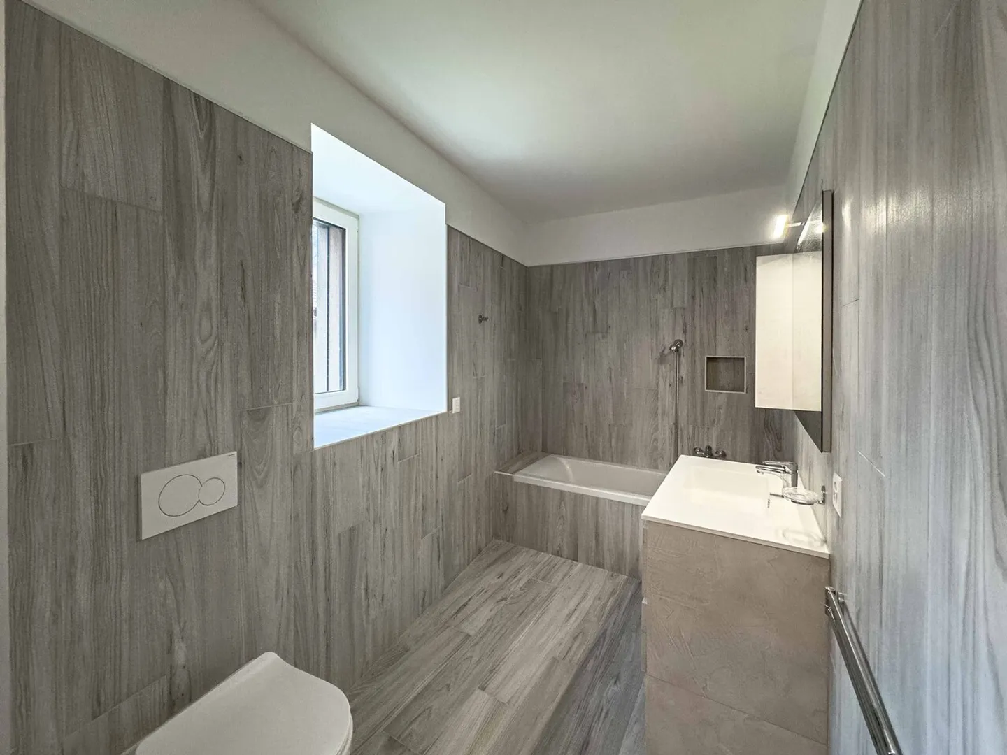 Maison entièrement rénovée dans le noyau de Gnosca - Photo 8 sur 10