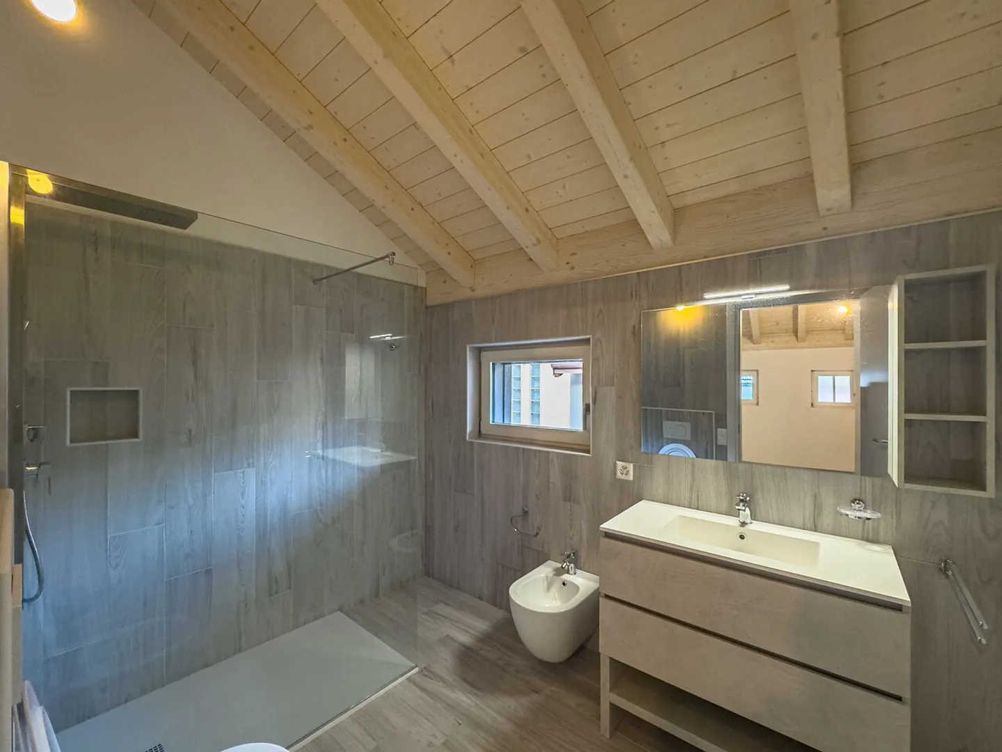 Maison entièrement rénovée dans le noyau de Gnosca - Photo 7 sur 10