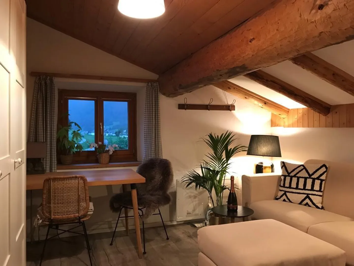 Camera mansardata soleggiata con nuovo bagno condiviso con doccia a Poschiavo - Foto 1 di 6