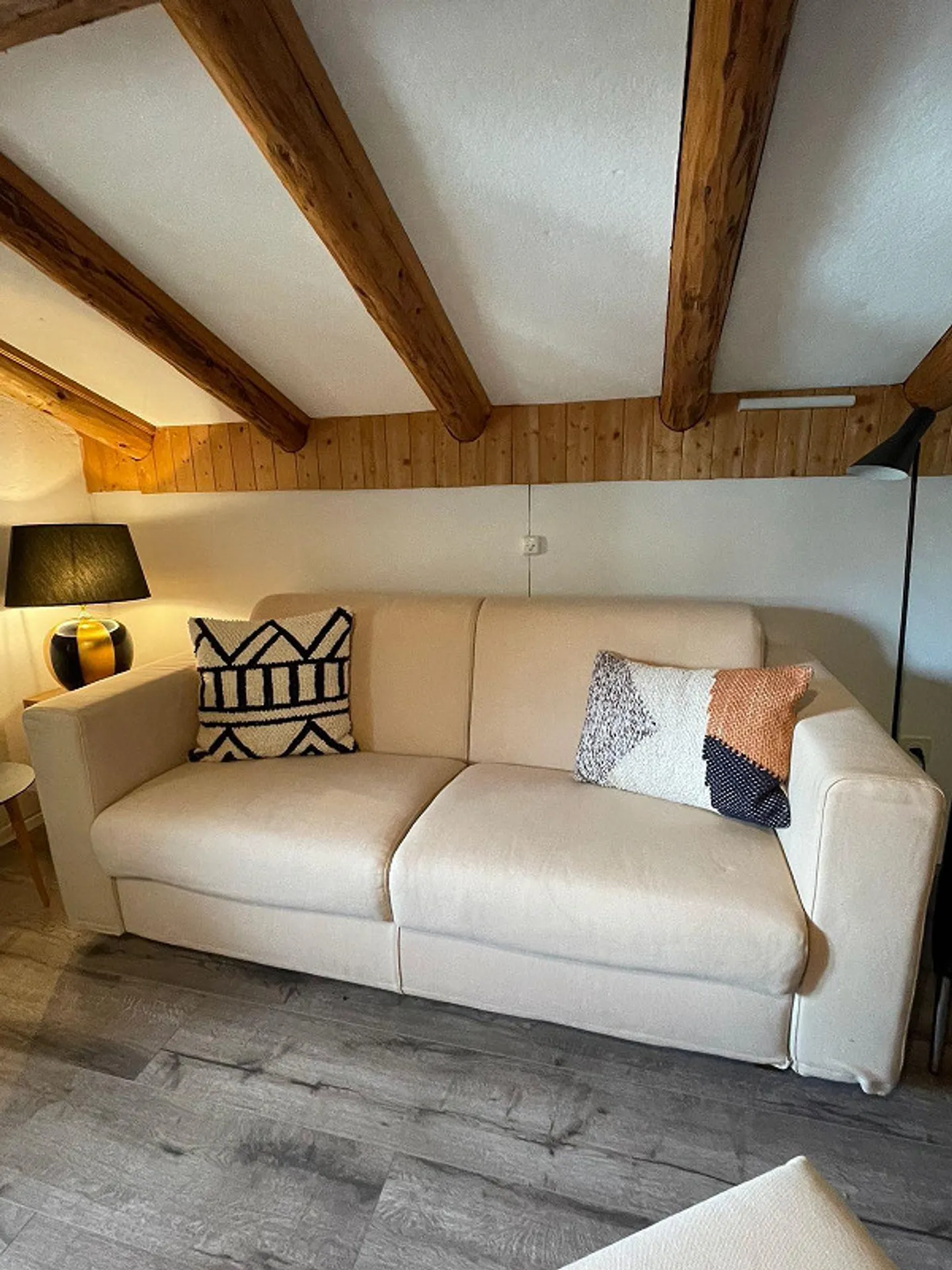 Camera mansardata soleggiata con nuovo bagno condiviso con doccia a Poschiavo - Foto 2 di 6