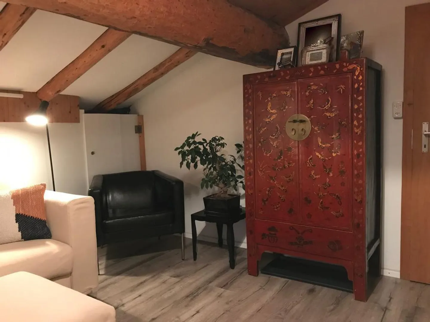 Camera mansardata soleggiata con nuovo bagno condiviso con doccia a Poschiavo - Foto 3 di 6