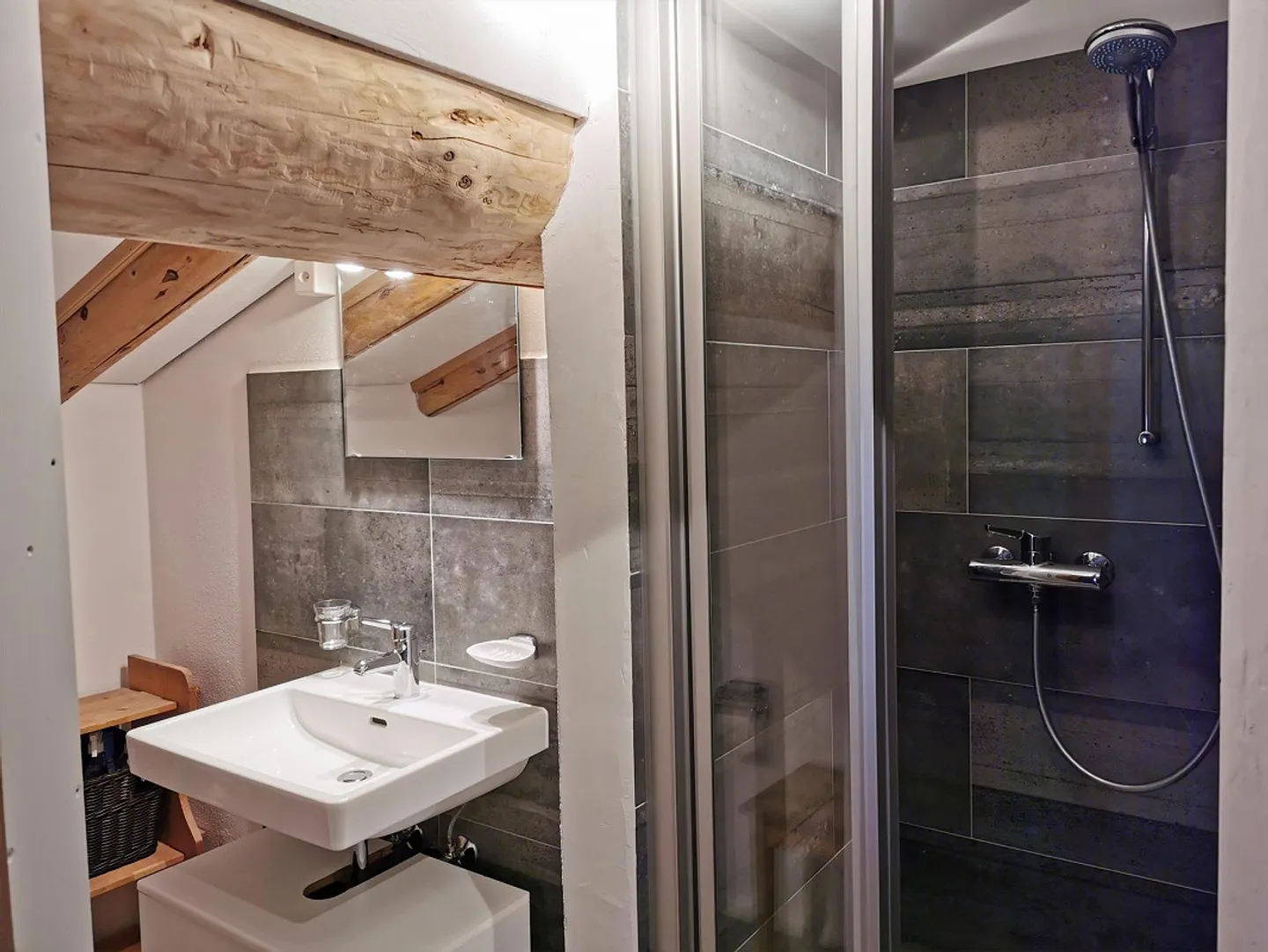 Camera mansardata soleggiata con nuovo bagno condiviso con doccia a Poschiavo - Foto 4 di 6