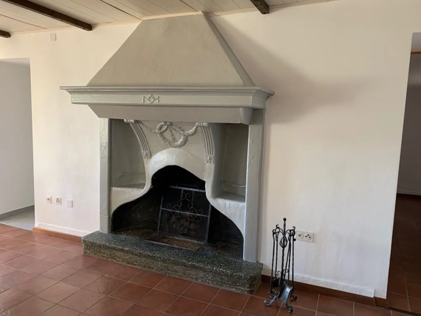 APPARTEMENT CARACTÉRISTIQUE DE 3 PIÈCES AVEC CHEMINÉE - Photo 2 sur 9