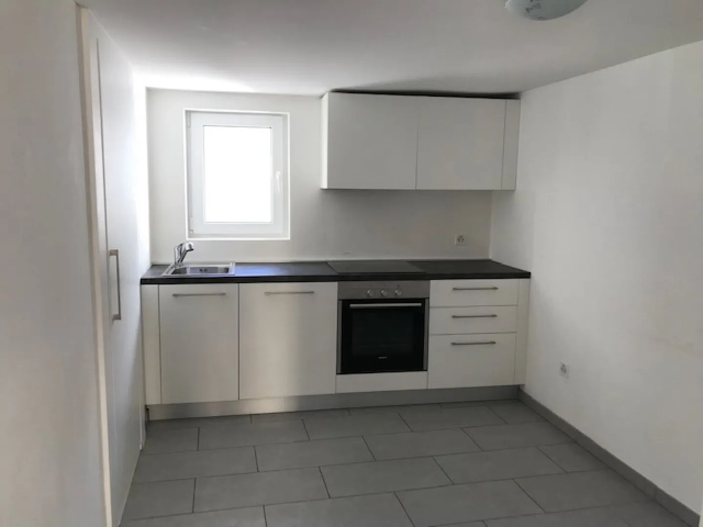 APPARTEMENT CARACTÉRISTIQUE DE 3 PIÈCES AVEC CHEMINÉE - Photo 3 sur 9