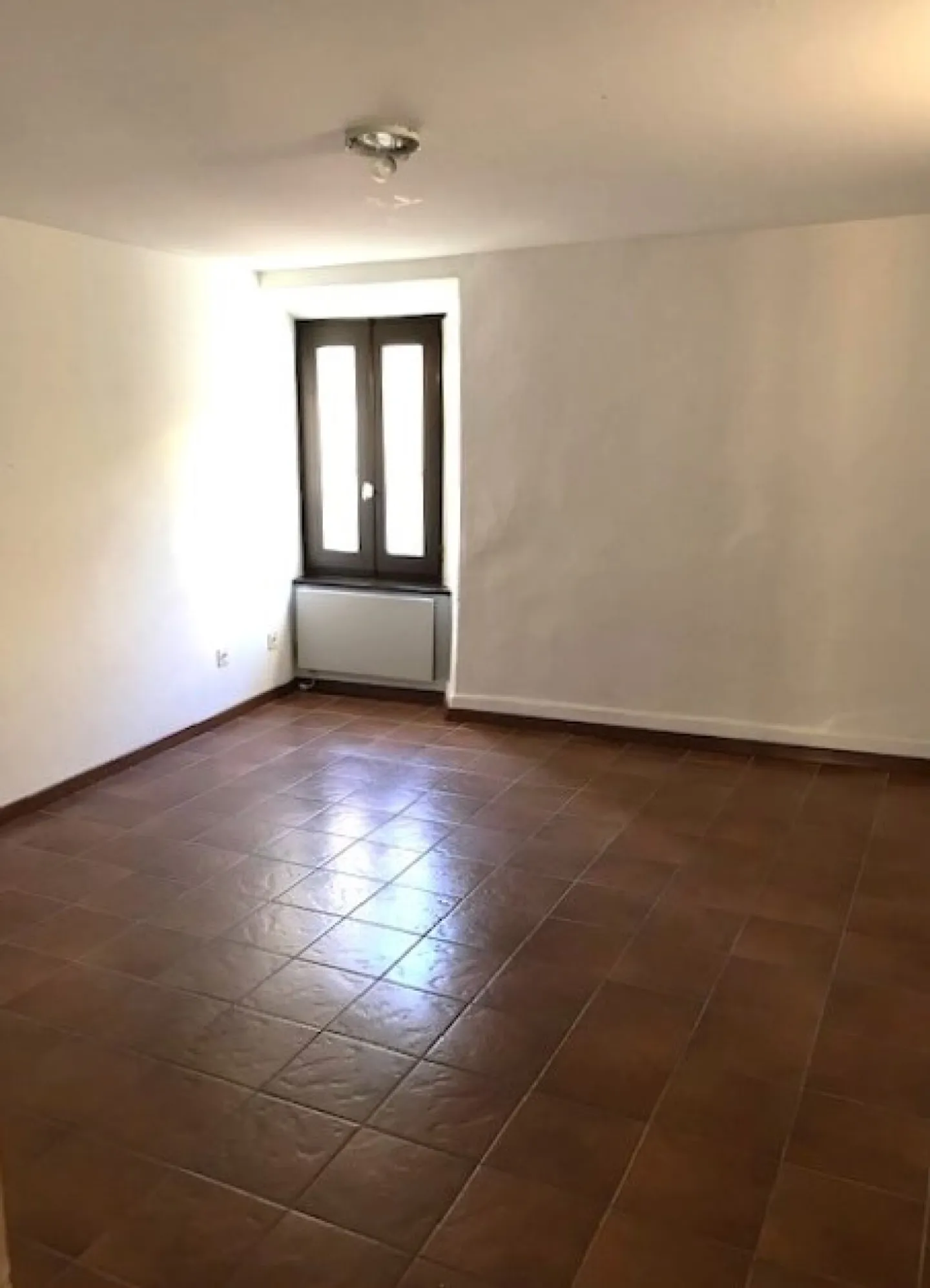 APPARTEMENT CARACTÉRISTIQUE DE 3 PIÈCES AVEC CHEMINÉE - Photo 6 sur 9