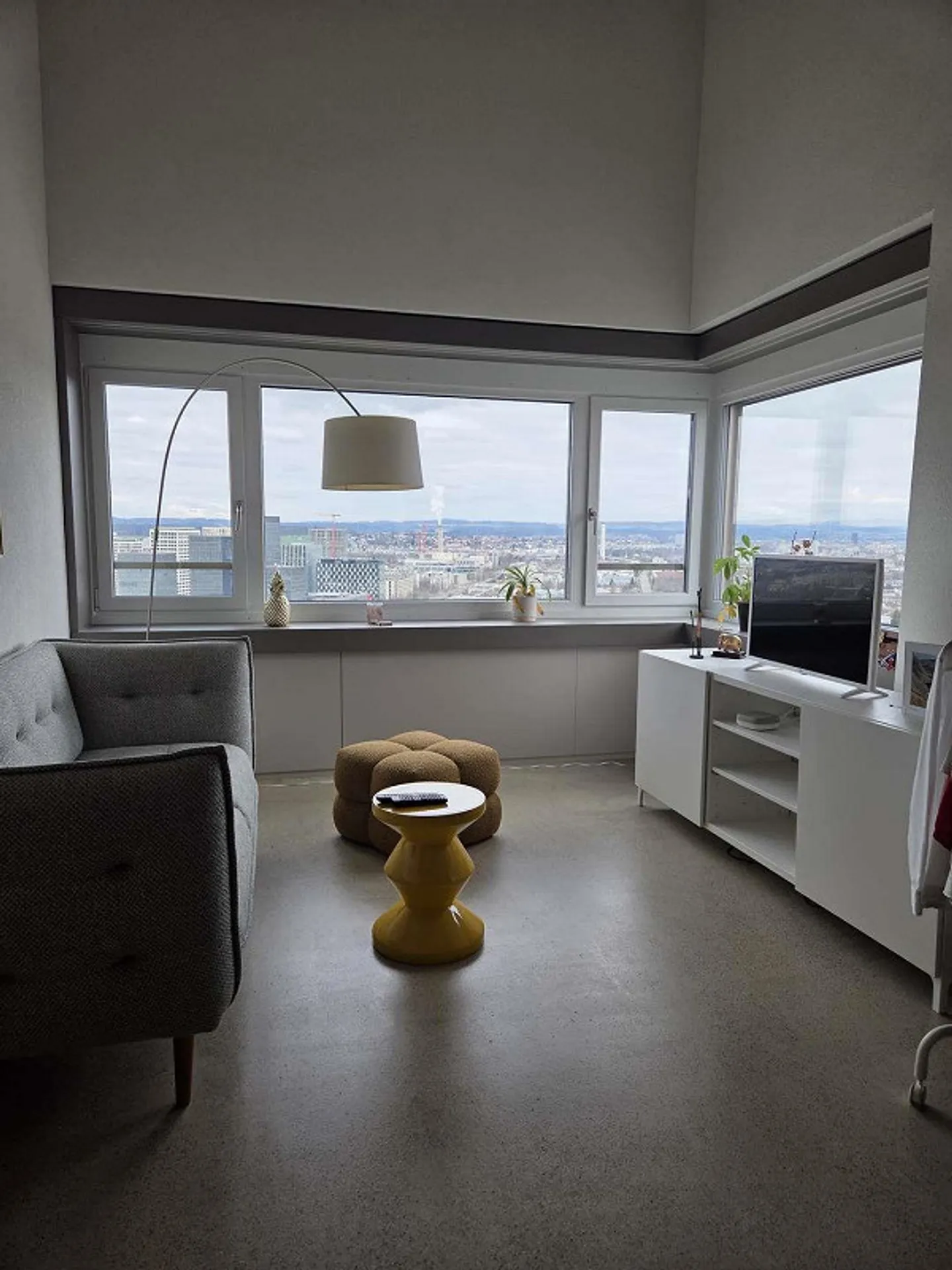 Mezzanine moderno di 1,5 stanze con vista panoramica - Foto 2 di 8
