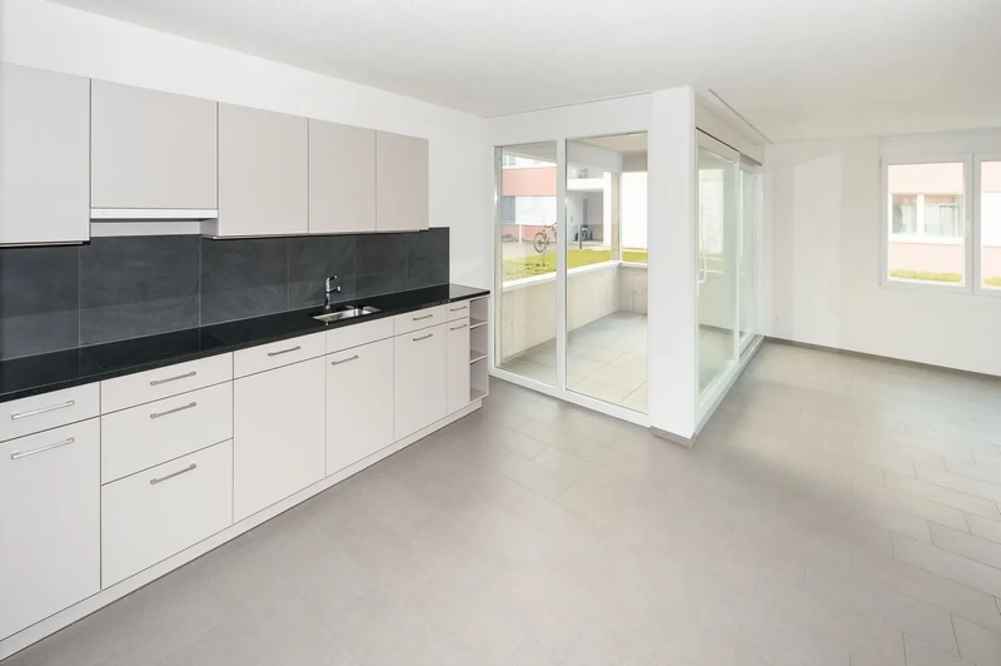 Top modern 3 1/2-room apartment on the ground floor - Photo 2 of 12