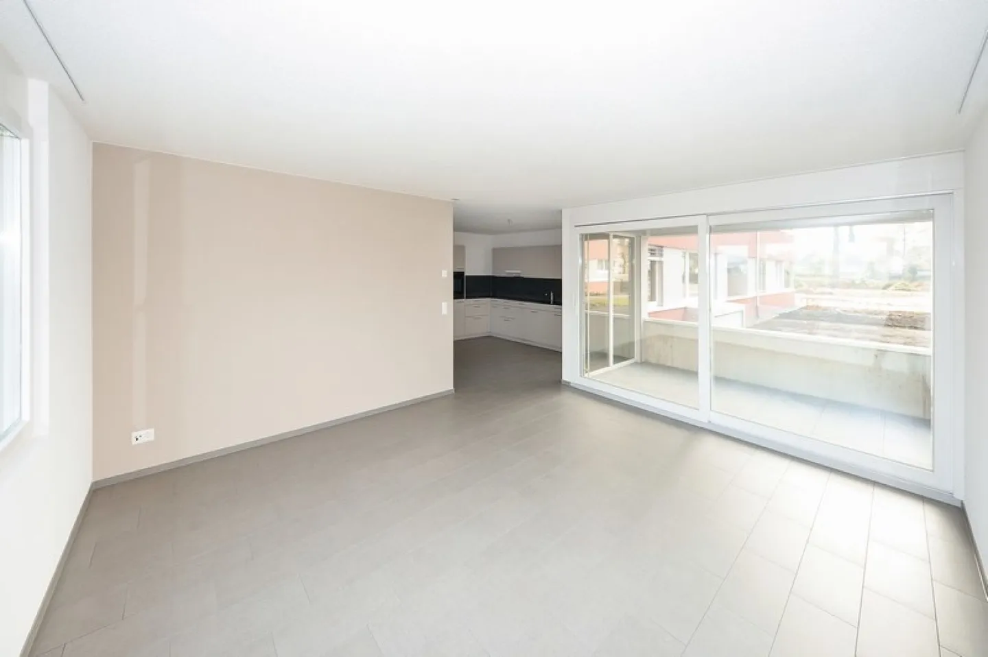 Top modern 3 1/2-room apartment on the ground floor - Photo 3 of 12