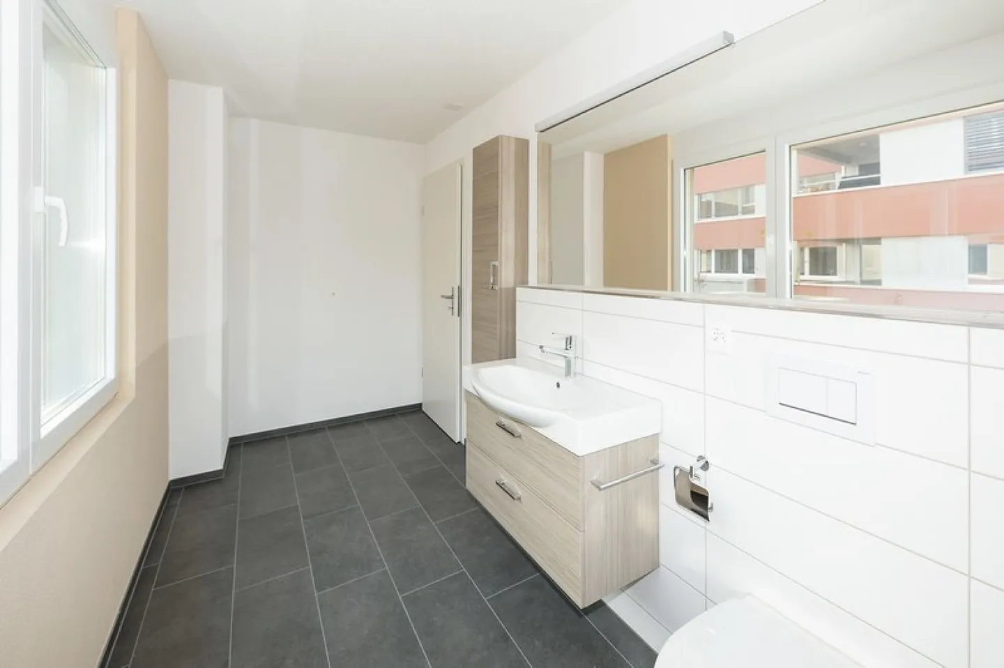 Top modern 3 1/2-room apartment on the ground floor - Photo 6 of 12