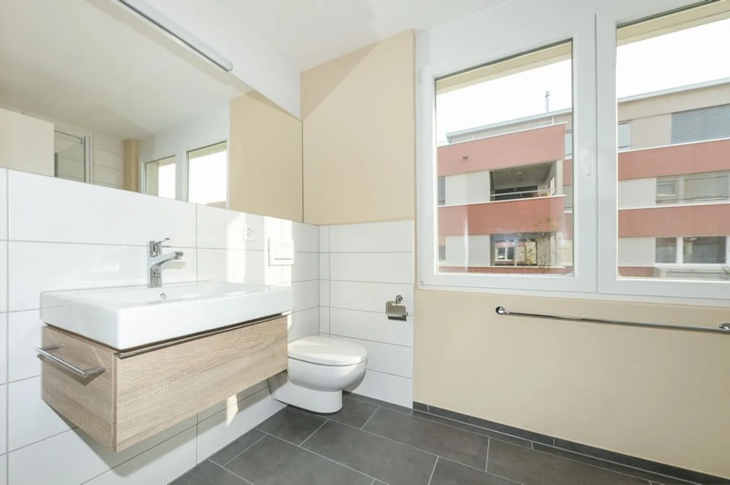 Top modern 3 1/2-room apartment on the ground floor - Photo 7 of 12