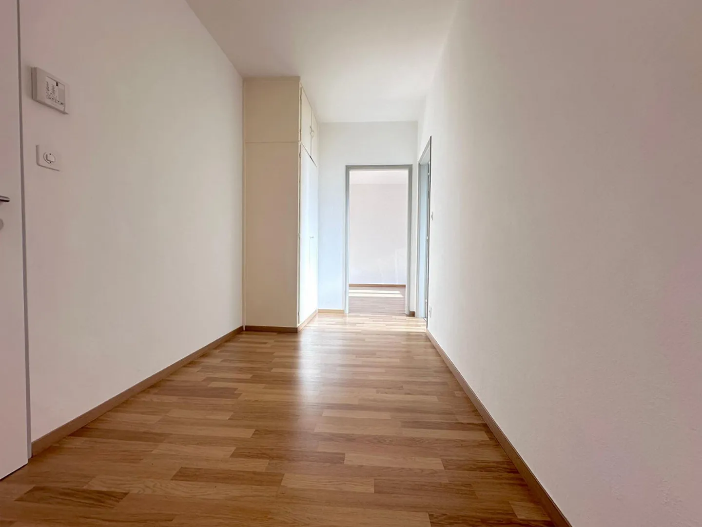 STABLE RÉNOVÉ, SPACIEUX ET LUMINEUX 2.5 PIÈCES - Photo 3 sur 8